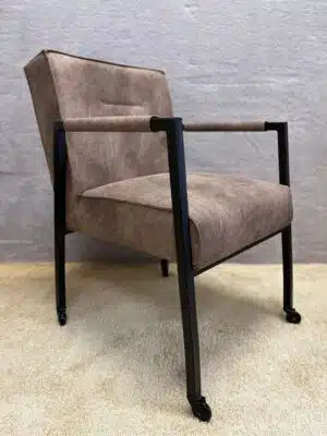 Eetkamerstoel Janneke met arm stof F Hunter 800 en skate-wielen.