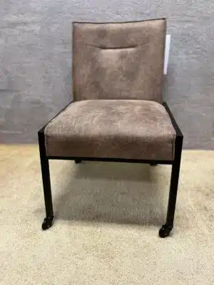 Eetkamerstoel Janneke zonder arm stof F Hunter 800 en skate-wielen.