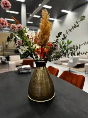 Kunst zijden met aluminium vaas.