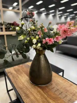 Kunst zijden met aluminium vaas.