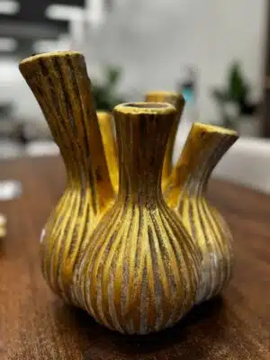 Mooie keramieken tulpenvaas in de kleur goud met tulpen