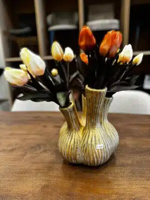 Mooie keramieken tulpenvaas in de kleur goud met 5 bossen kunst tulpen